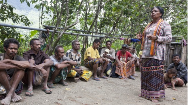 11 Tahun Lawan Tambang, Kisah Mama Aleta dan Tenun Mollo