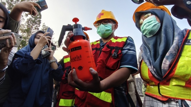 Tim medis menunjukkan barang bukti semprotan berisi cairan mylanta saat aksi di Simpang Empat Gramedia kemarin di Bundaran UGM, Kamis (3/9/2026). [Suara.com/Hislia]