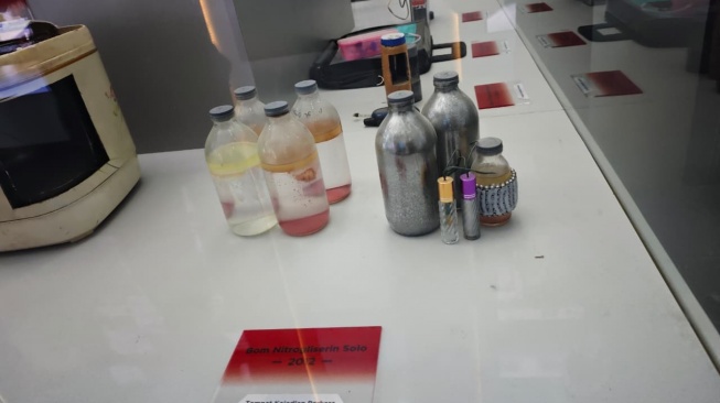 Komponen yang pernah digunakan dalam aksi teror berupa tabung gas, botol kaca yang berkaitan dengan kasus di Solo pada 2012. [Suara.com/Adiyoga]
