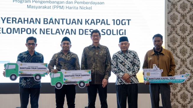 Direktur Utama Harita Nickel Roy A Arfandy bersama Wakil Gubernur Gubernur Maluku Utara Sarbin Sehe dalam penyerahan bantuan truk sampah kepada Pemerintah Kabupaten Halmahera Selatan, bantuan truk sampah kepada Pemerintah Kota Ternate, dan bantuan kapal 10GT kepada Kelompok Nelayan Desa Soligi pada kegiatan Temu Sinergi Pemerintah Provinsi Maluku Utara dan Harita Nickel di Sofifi, Kamis (27/8/2026). (Dok: Harita Nickel)