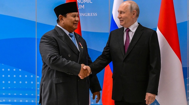 Presiden Prabowo Subianto (kiri) berjabat tangan dengan Presiden Rusia Vladimir Putin (kanan) sebelum melakukan pertemuan di sela-sela Forum Ekonomi Timur (Eastern Economic Forum/EEF) ke-11 di Vladivostok, Rusia, Kamis (3/9/2026). [ANTARA FOTO/HO/Setpres-Muchlis Jr/gp/agr]