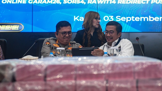Direktur Tindak Pidana Siber (Dirtipidsiber) Bareskrim Polri Brigjen Pol Adex Yudiswan (kanan) berbincang dengan Kepala Bagian Penerangan Umum (Kabag Penum) Divisi Humas Polri Kombes Pol. Erdi A. Chaniago (kiri) saat pengungkapan kasus kejahatan siber di Gedung Awaloedin Djamin Bareskrim Polri, Jakarta, Kamis (3/9/2026). [ANTARA FOTO/Muhammad Adimaja/agr]
