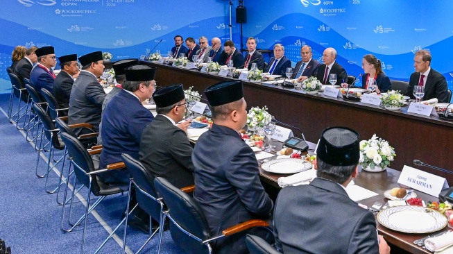 Presiden Prabowo Subianto (kelima kiri) bersama sejumlah Menteri kabinet Merah Putih melakukan pertemuan dengan Presiden Rusia Vladimir Putin (ketiga kanan) di sela-sela Forum Ekonomi Timur (Eastern Economic Forum/EEF) ke-11 di Vladivostok, Rusia, Kamis (3/9/2026). [ANTARA FOTO/HO/Setpres-Muchlis Jr/gp/agr]