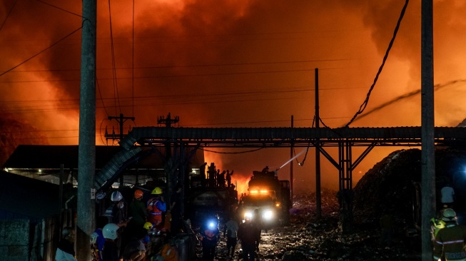 Petugas Pemadam Kebakaran (Damkar) berusaha memadamkan api yang membakar tumpukan sampah di TPA Putri Cempo, Solo, Jawa Tengah, Rabu (2/9/2026). ANTARA FOTO/Mohammad Ayudha/nym]