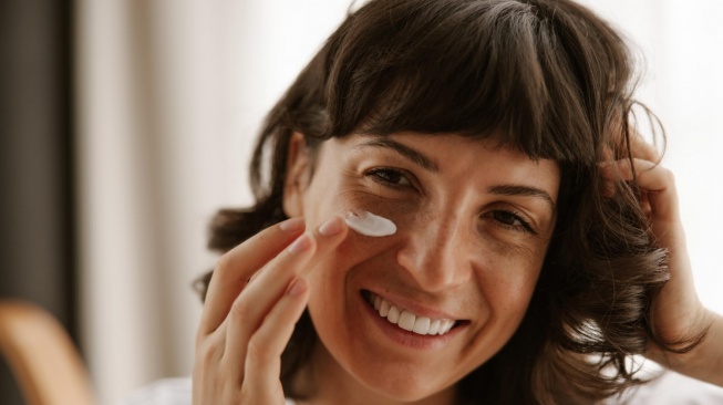 5 Perbedaan Sunscreen dan Sunblock yang Perlu Diketahui