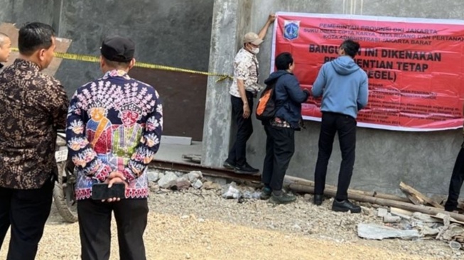 Belum Kantongi Izin dan Langgar Luas Lahan, Pembangunan Lapangan Padel di Meruya Utara Disegel Merah