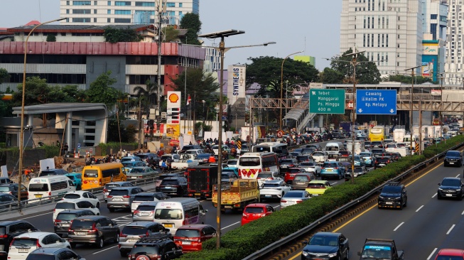 Sejumlah kendaraan terjebak kemacetan di Jalan Gatot Subroto, Jakarta, Kamis (3/9/2026). [Suara.com/Alfian Winanto]