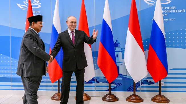 Presiden Prabowo Subianto (kiri) berjabat tangan dengan Presiden Rusia Vladimir Putin (kanan) sebelum melakukan pertemuan di sela-sela Forum Ekonomi Timur (Eastern Economic Forum/EEF) ke-11 di Vladivostok, Rusia, Kamis (3/9/2026). [ANTARA FOTO/HO/Setpres-Muchlis Jr/gp/agr]