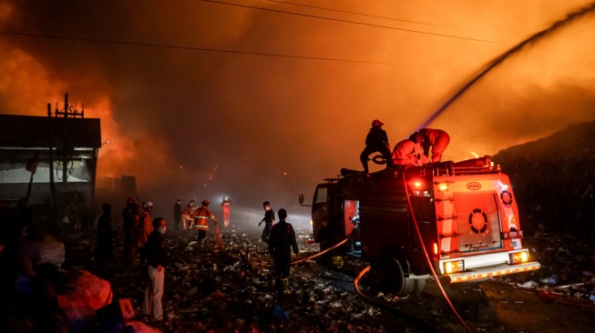 Petugas Pemadam Kebakaran (Damkar) berusaha memadamkan api yang membakar tumpukan sampah di TPA Putri Cempo, Solo, Jawa Tengah, Rabu (2/9/2026). ANTARA FOTO/Mohammad Ayudha/nym]
