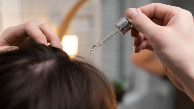 5 Rekomendasi Minyak Rosemary Perawatan Rambut Rontok