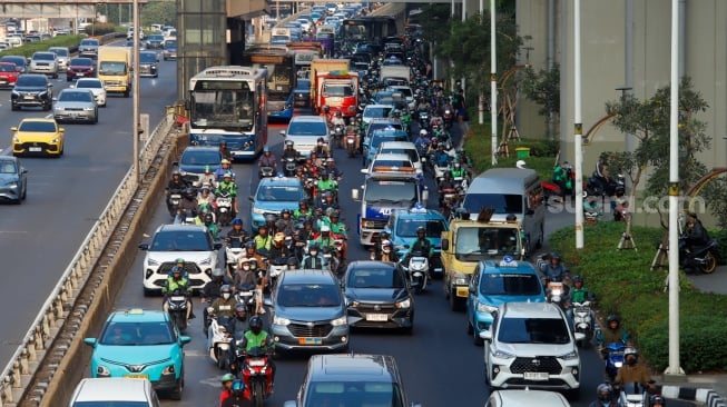 Sejumlah kendaraan terjebak kemacetan di Jalan Gatot Subroto, Jakarta, Kamis (3/9/2026). [Suara.com/Alfian Winanto]