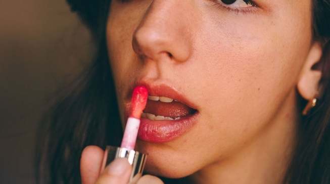 Lip Tint vs Lip Stain vs Lip Glaze, Apa Bedanya? Kenali Fungsi dan Hasilnya
