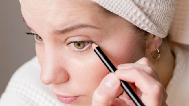 4 Eyeliner Pensil Wudhu Friendly, Mudah Dibersihkan dan Bisa Dipakai Lagi Setelah Salat
