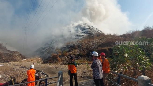 Titik Api Masih Muncul di TPA Putri Cempo Solo, Petugas Berjibaku Cegah Api Meluas