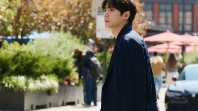 5 Mix and Match Outfit Kasual ala Lee Jun Young, Bikin Gaya Makin Stylish