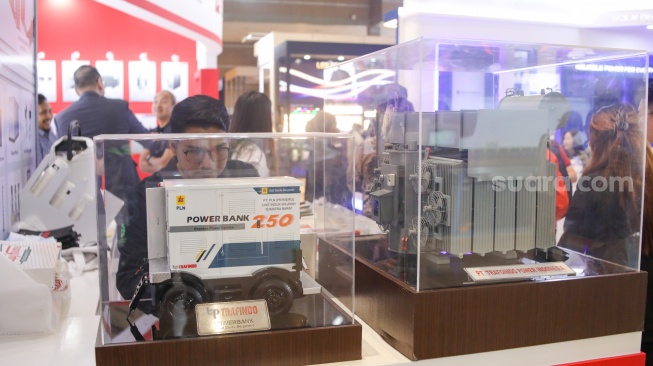 Pengunjung melihat pameran Indonesia Energy & Engineering [IEE] Series - Energy Week 2026 di JIExpo, Jakarta, Jumat (4/9/2026). [Suara.com/Alfian Winanto]
