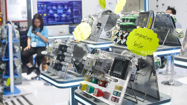 Pengunjung melihat pameran Indonesia Energy & Engineering [IEE] Series - Energy Week 2026 di JIExpo, Jakarta, Jumat (4/9/2026). [Suara.com/Alfian Winanto]
