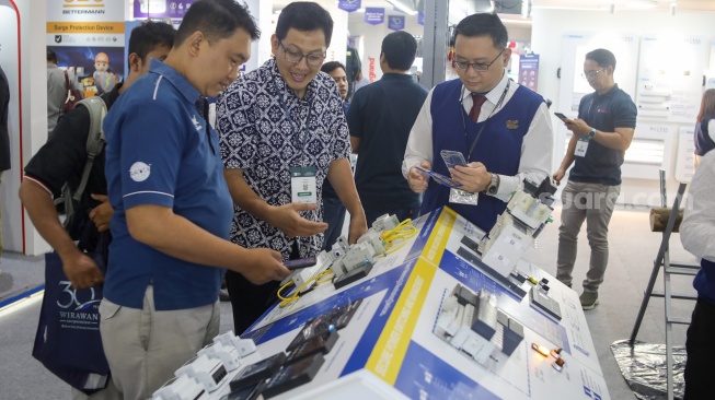 Pengunjung melihat pameran Indonesia Energy & Engineering [IEE] Series - Energy Week 2026 di JIExpo, Jakarta, Jumat (4/9/2026). [Suara.com/Alfian Winanto]