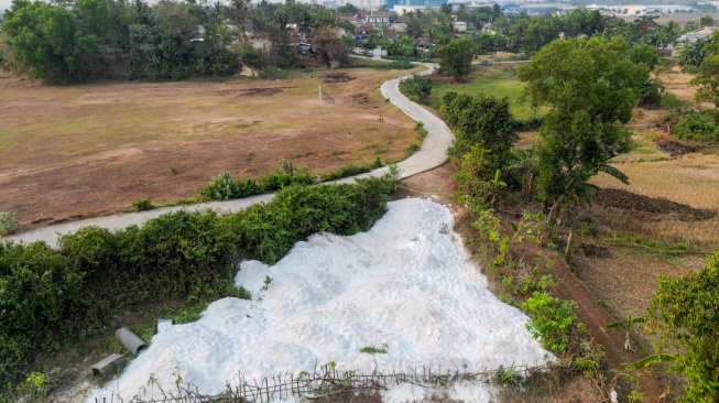 Foto udara area persawahan yang diduga tercemar limbah Bahan Berbahaya dan Beracun (B3) Potasium-40 di Kampung Bayur, Desa Nambo Udik, Kabupaten Serang, Banten, Kamis (3/9/2026). [ANTARA FOTO/Muhammad Bagus Khoirunas/wsj]