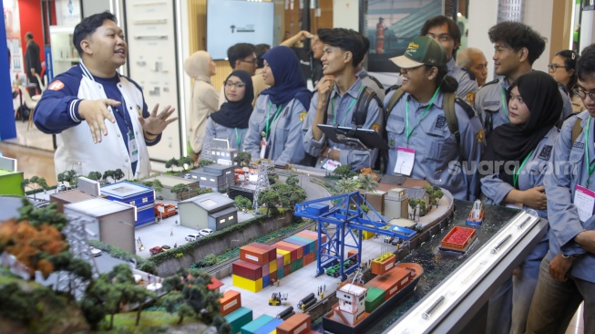 Pengunjung melihat pameran Indonesia Energy & Engineering [IEE] Series - Energy Week 2026 di JIExpo, Jakarta, Jumat (4/9/2026). [Suara.com/Alfian Winanto]