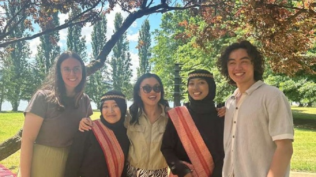 Delegasi AIYEP 2024, Adinda Zahrani (Jatim) dan Putri Aulia Azzahra (Sumbar), bersama host family setelah cultural performance di Lennox Garden, Canberra, Nov 2024. (Istimewa)