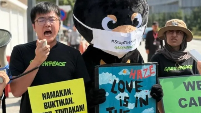 Aktivis lingkungan Malaysia mendesak pemerintah Indonesia membuka data perusahaan sawit pemicu kabut asap karhutla. (greenpeace)
