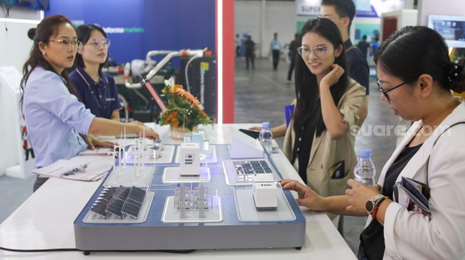 Pengunjung melihat pameran Indonesia Energy & Engineering [IEE] Series - Energy Week 2026 di JIExpo, Jakarta, Jumat (4/9/2026). [Suara.com/Alfian Winanto]