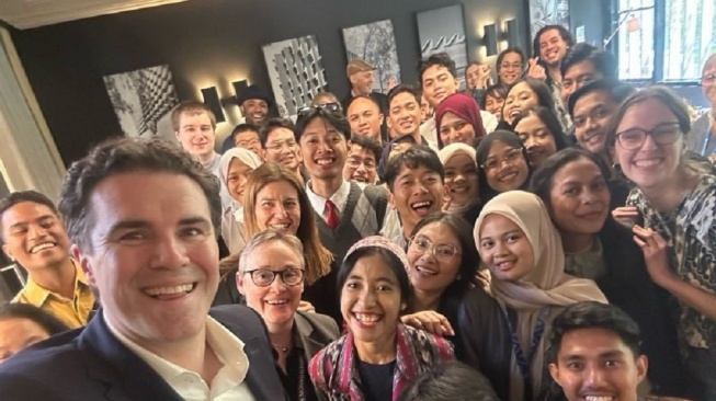 21 Delegasi Indonesia, AIYEP 2025, Bertemu dengan Anggota Parlemen Australia, Tim Watts, Melbourne, 2 November 2025 (Istimewa)
