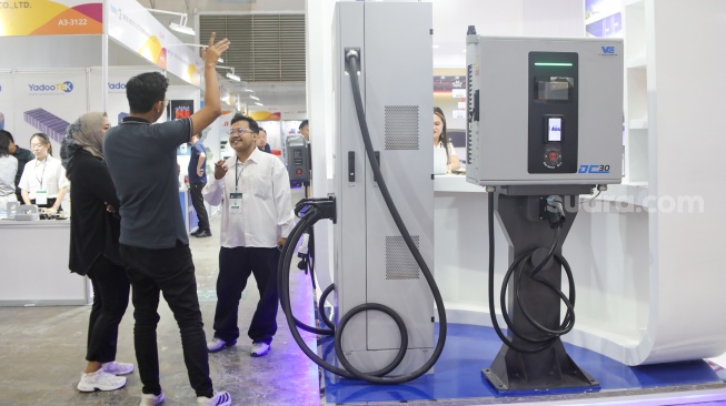 Pengunjung melihat pameran Indonesia Energy & Engineering [IEE] Series - Energy Week 2026 di JIExpo, Jakarta, Jumat (4/9/2026). [Suara.com/Alfian Winanto]