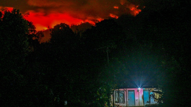 Kebakaran terjadi di Gunung Merapi Ungup-ungup terlihat dari Gantasan, Banyuwangi, Jawa Timur, Jumat (4/9/2026). [ANTARA FOTO/Budi Candra Setya/sgd]