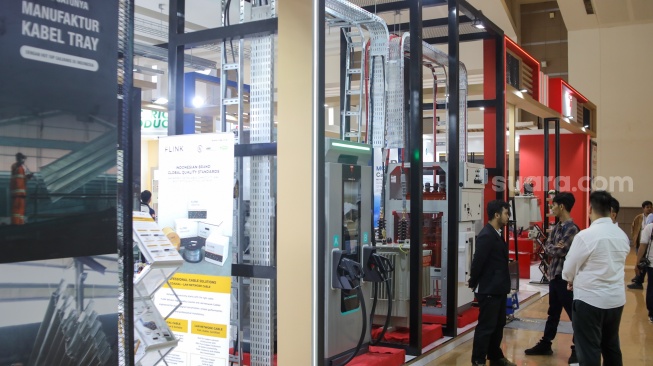 Pengunjung melihat pameran Indonesia Energy & Engineering [IEE] Series - Energy Week 2026 di JIExpo, Jakarta, Jumat (4/9/2026). [Suara.com/Alfian Winanto]