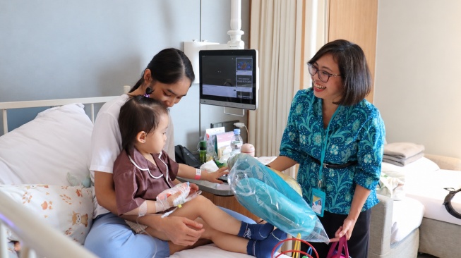 Director & Chief Operations Officer Sequis Life Dian Ekawati mengunjungi salah satu pasien di RS Pondok Indah – Puri Indah.

