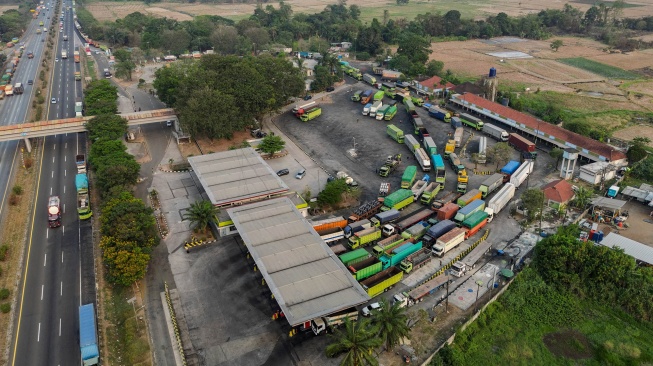 Foto udara sejumlah kendaraan besar mengantre saat mengisi BBM jenis solar di Rest Area KM 68 Tol Tangerang-Merak, Kota Serang, Banten, Jumat (4/9/2026). [ANTARA FOTO/Muhammad Bagus Khoirunas/nym]