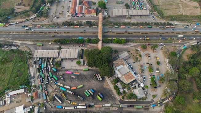 Foto udara sejumlah kendaraan besar mengantre saat mengisi BBM jenis solar di Rest Area KM 68 Tol Tangerang-Merak, Kota Serang, Banten, Jumat (4/9/2026). [ANTARA FOTO/Muhammad Bagus Khoirunas/nym]
