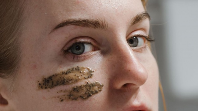 Ilustrasi Face Scrub. (Pexels/Polina Kovaleva)