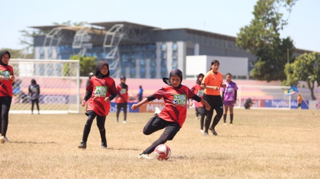 Saudara kembar Ammaora Kalani Putri dan Annaora Elysia Putri yang menjadi peserta MilkLife Soccer Challenge (MLSC) Seri 1 2026&ndash;2027 di Semarang. 