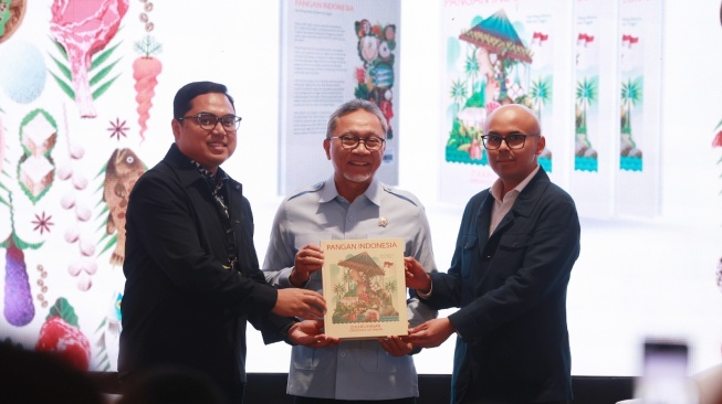 Menteri Koordinator Bidang Pangan Zulkifli Hasan bersama Asisten Khusus Presiden Bidang Komunikasi dan Analisa Kebijakan Dirgayuza Setiawan