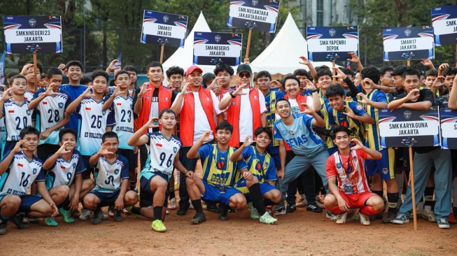 dari kiri Corporate Secretary Vice President at PT Kereta Commuter Indonesia Karina Amanda, Direktur Keuangan PT KAI Commuter Indonesia Nugroho Dwi Sasongko, Direktur Operasi dan Pemasaran PT KAI Commuter Heri Siswanto foto bersama para peserta saat membuka Commuter Mini Soccer di Lapangan Banteng, Jakarta Pusat, Jumat (4/9/2026). [handout]