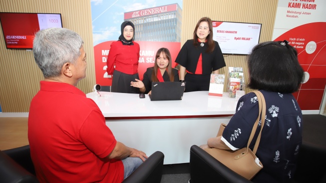 Chief Operation Officer, Suzwamela Zawawi (kedua kiri), didampingi Chief Product Management and Marketing Officer Generali Indonesia, Jong Wie Siu (kedua kanan) berbincang dengan nasabah yang sedang melakukan konsultasi dengan Staf Generali Indonesia dalam rangka Hari Pelanggan Nasional 2026, di Jakarta, Jumat (4/9/2026). [handout]