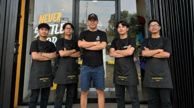 Tinggalkan Karier Keuangan, Eks Pekerja Korporasi Bangun Bisnis Perawatan Sepatu Premium di Depok