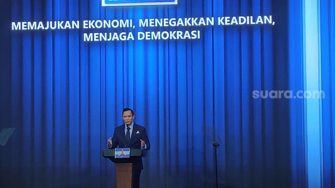 Ketua Umum Partai Demokrat, Agus Harimurti Yudhoyono (AHY), menyampaikan pidato politik dalam rangka memperingati Hari Ulang Tahun (HUT) ke-25 Partai Demokrat di Kantor DPP Partai Demokrat, Jakarta, Sabtu (5/9/2026) malam. [Suara.com/Bagaskara]