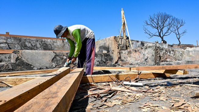  Warga menyiapkan kayu untuk tiang bangunan rumah adat pascakebaran di Desa adat Sade, Rembitan, Kecamatan Pujut, Praya, Lombok Tengah, NTB, Jumat (4/9/2026). [ANTARA FOTO/Ahmad Subaidi/YU]