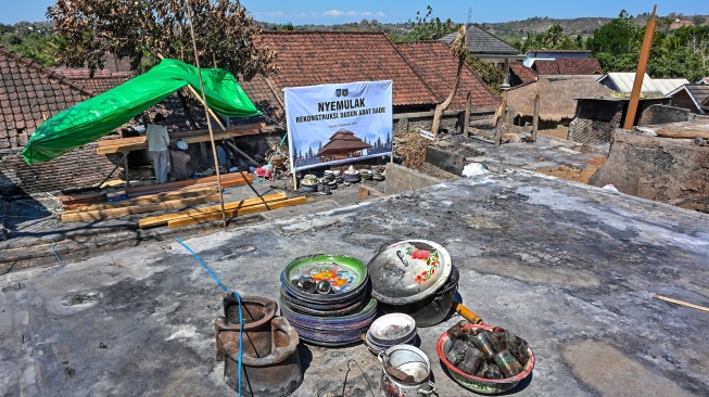Warga menyiapkan kayu untuk tiang bangunan rumah adat pascakebaran di Desa adat Sade, Rembitan, Kecamatan Pujut, Praya, Lombok Tengah, NTB, Jumat (4/9/2026). [ANTARA FOTO/Ahmad Subaidi/YU]
