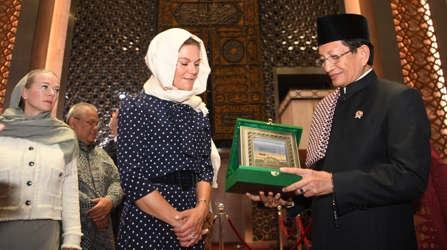 Menteri Agama yang juga Imam Besar Masjid Istiqlal Nasaruddin Umar (kanan) menyerahkan cenderamata kepada Putri Mahkota Swedia yang juga Duta Kehormatan UNDP, Victoria (kedua kanan) saat berkunjung ke Masjid Istiqlal, Jakarta, Jumat (4/9/2026). [ANTARA FOTO/M Risyal Hidayat/nym]