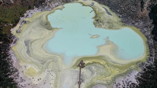 Foto udara kondisi air yang menyusut di Kawasan Wisata Kawah Putih di Ciwidey, Kabupaten Bandung, Jawa Barat, Jumat (4/9/2026). [ANTARA FOTO/Raisan Al Farisi/sgd]