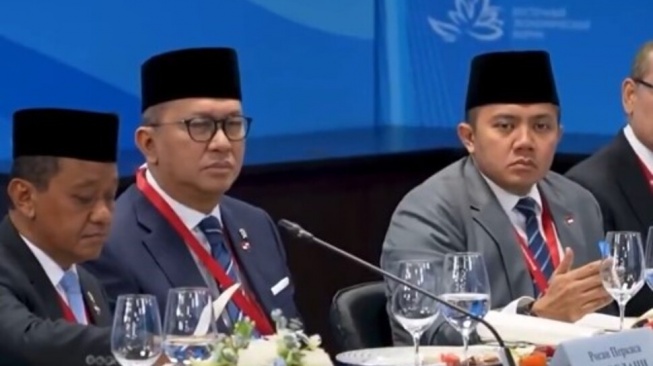 Jari Lentik Seskab Teddy Mainkan Pulpen saat Putin Bicara Viral Disamakan dengan Britney Spears