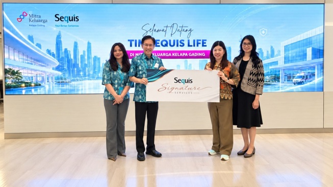 Director & Chief Agency Officer Sequis Life Edisjah (kedua dari kiri) meresmikan layanan Sequis Signature Services yang tersedia di RS Mitra Keluarga Kelapa Gading. 