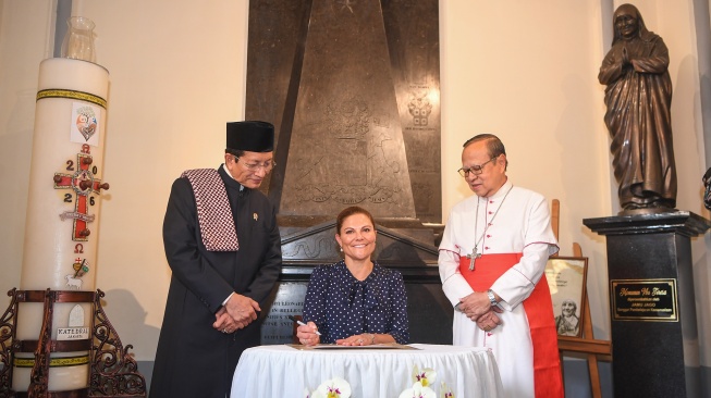 Menteri Agama yang juga Imam Besar Masjid Istiqlal Nasaruddin Umar (kiri) didampingi Uskup Agung Jakarta Ignatius Kardinal Suharyo (kanan) menyaksikan Putri Mahkota Swedia yang juga Duta Kehormatan UNDP, Victoria (tengah) mengisi buku tamu saat berkunjung ke Gereja Katedral, Jakarta, Jumat (4/9/2026). [ANTARA FOTO/M Risyal Hidayat/nym]