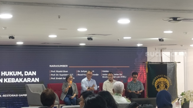 Peneliti sekaligus Wakil Ketua Departemen Antropologi Universitas Indonesia, Dr. Sofyan Ansori, mengatakan beban penanganan karhutla tidak hanya dirasakan masyarakat lokal, tetapi juga Masyarakat Peduli Api (MPA) hingga aparat yang bertugas memadamkan api. [Suara.com/Agustin Dwi]