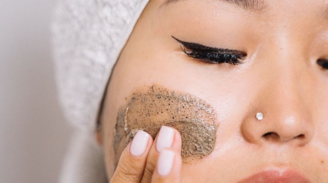 Face Scrub untuk Apa? Kenali Bedanya dengan Sabun Cuci Muka Biasa